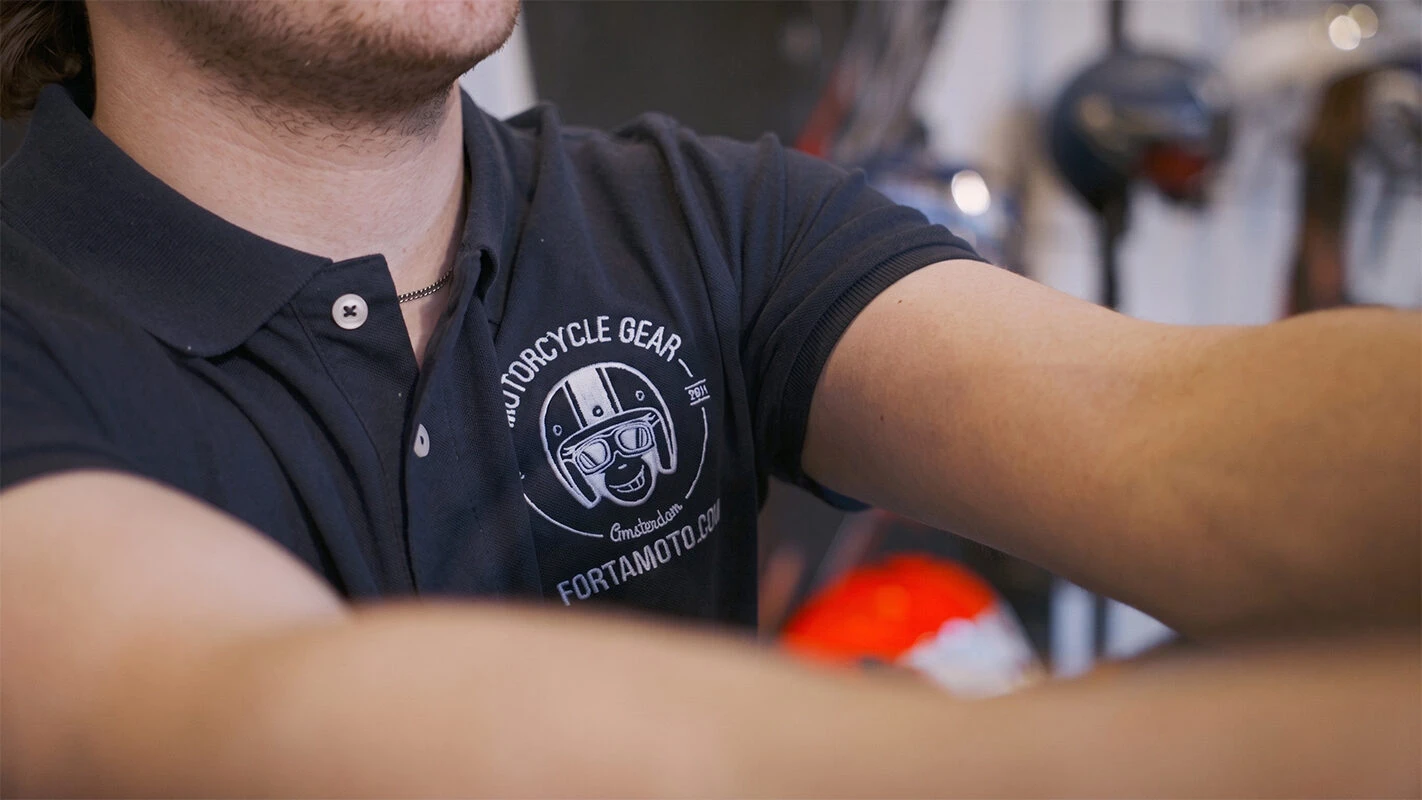 Medewerker van Rijschool Caland heeft een T-shirt aan van motorcycle gear.